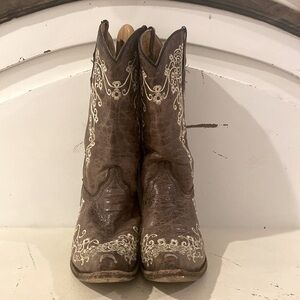 Corral Embroidered Western Boots girls size 2.5 made in New Mexico.